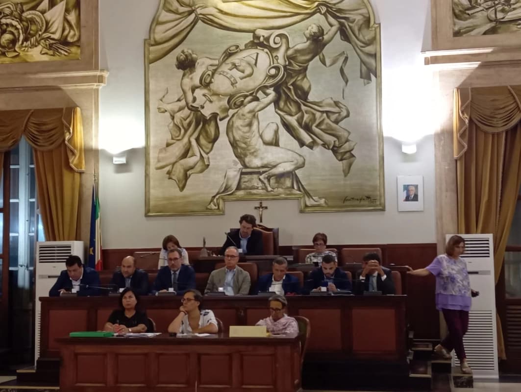 Messa in sicurezza dei torrenti e refezione scolastica: il consiglio comunale di Catania approva due importanti delibere