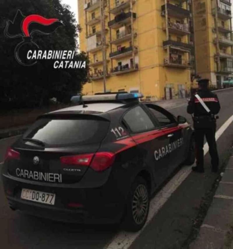 Aggressione a Librino, tenta di spingere la madre dalla finestra