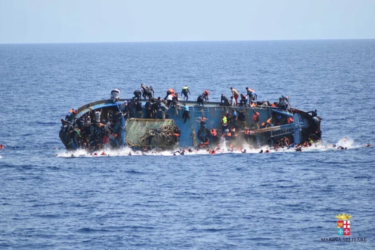 Migranti, barcone naufragato: 21 dispersi