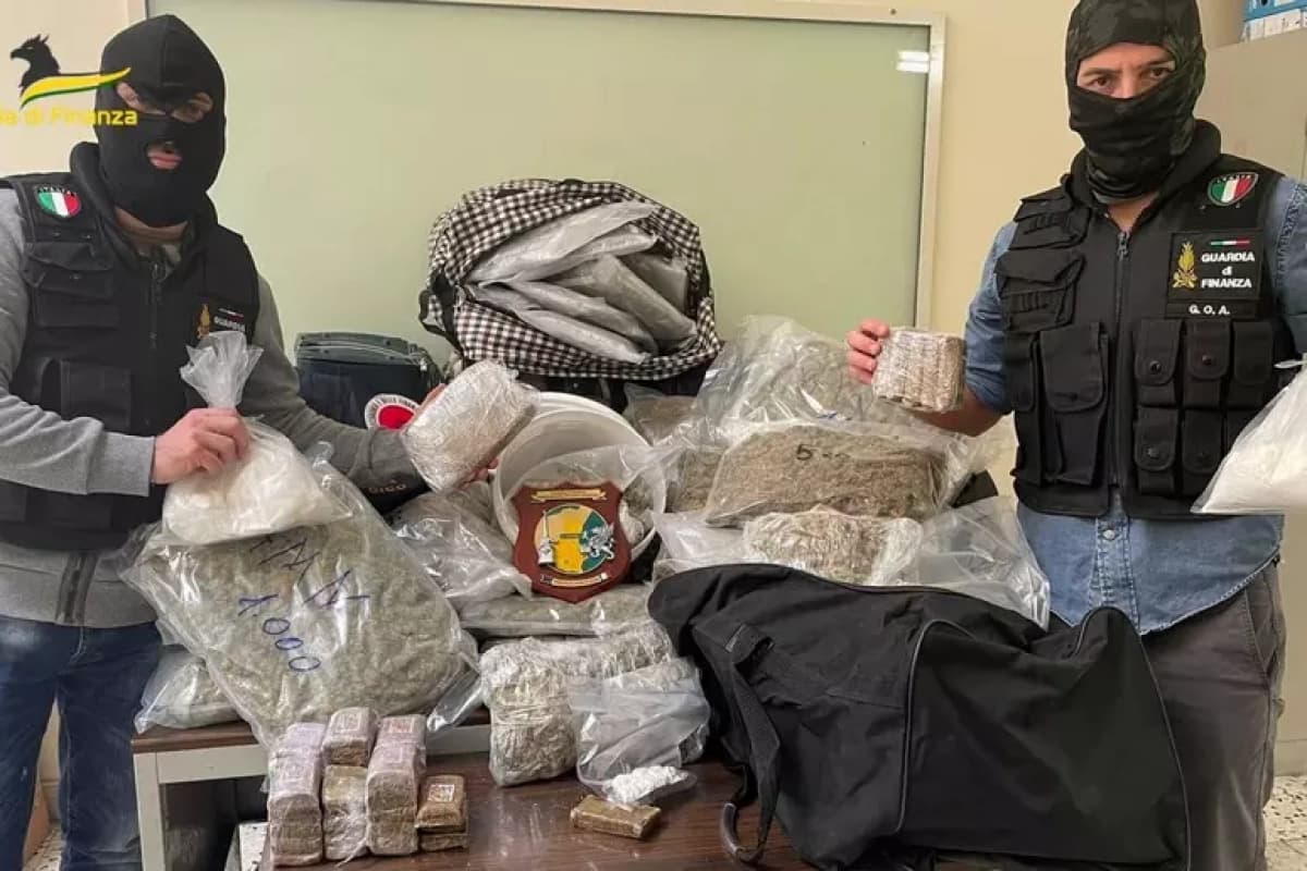 Catania, traffico di droga transnazionale: operazione delle fiamme gialle in tre province italiane