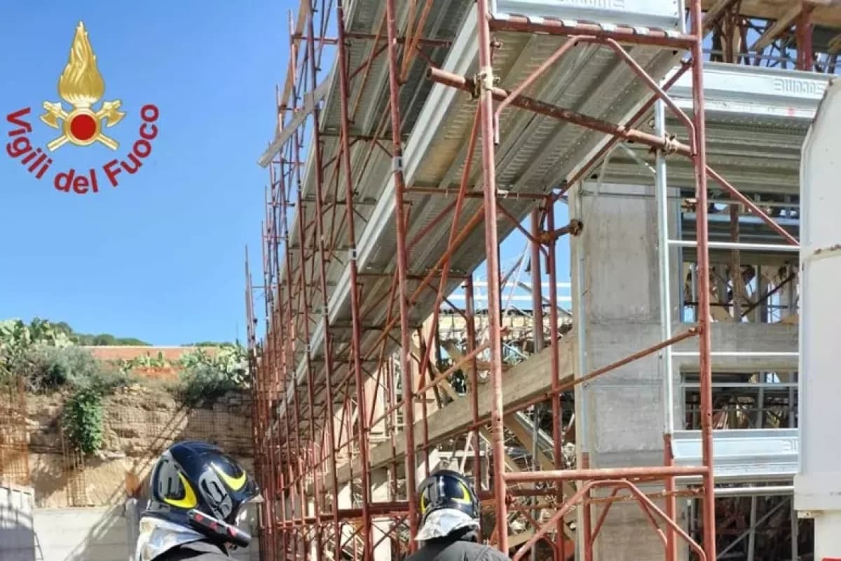 Crolla solaio in una scuola dell’ennese, quattro operai feriti