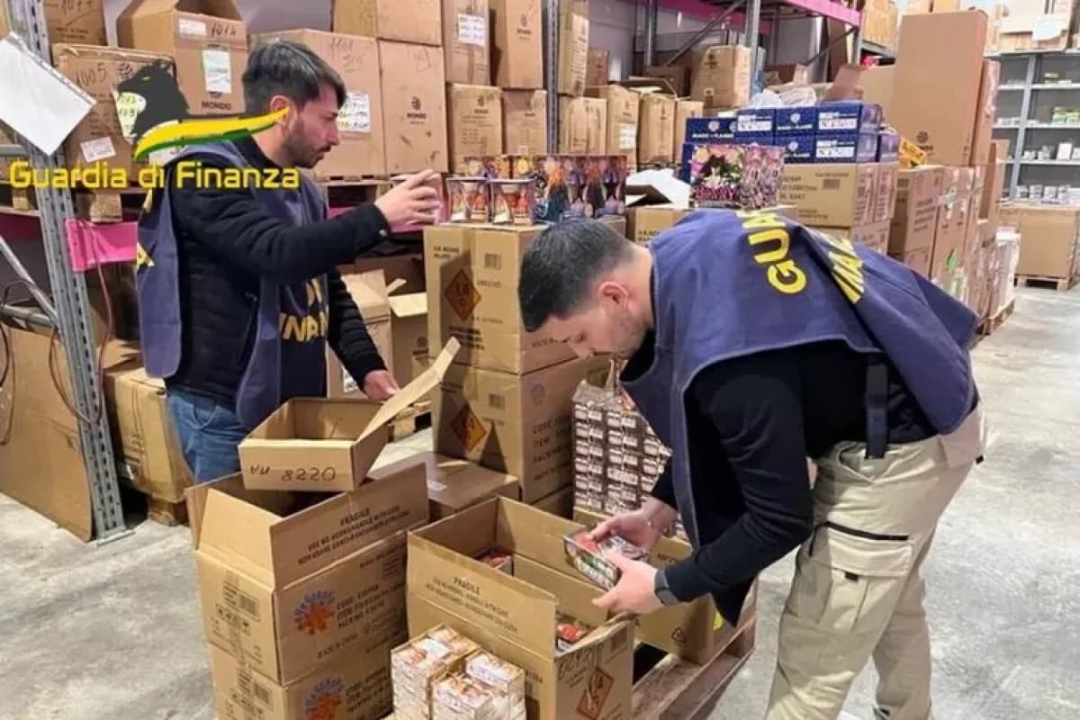 Asse Napoli-Palermo, botti pirotecnici spediti via posta: sequestro delle fiamme gialle