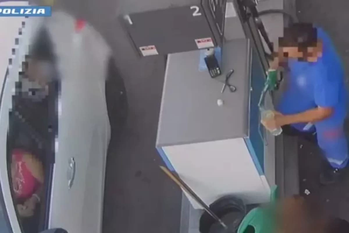 In manette le due donne che hanno dato fuoco a due rivali in amore