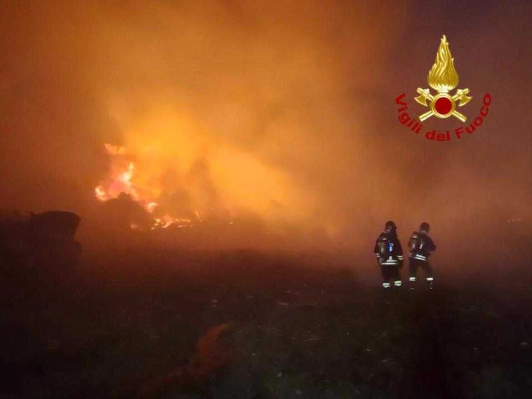 Catania, vasto incendio nella zona del cimitero