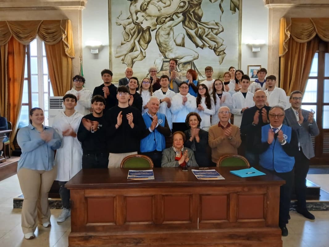 Natale solidale a Catania: occhiali da vista per piccoli e grandi studenti