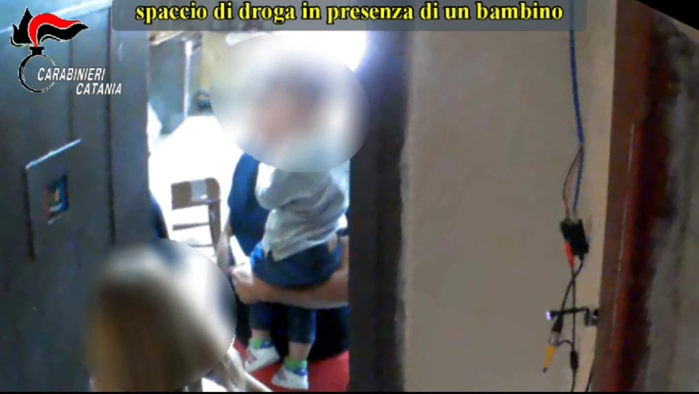 Catania, disarticolata piazza di spaccio: 18 arresti, 5 sono minorenni