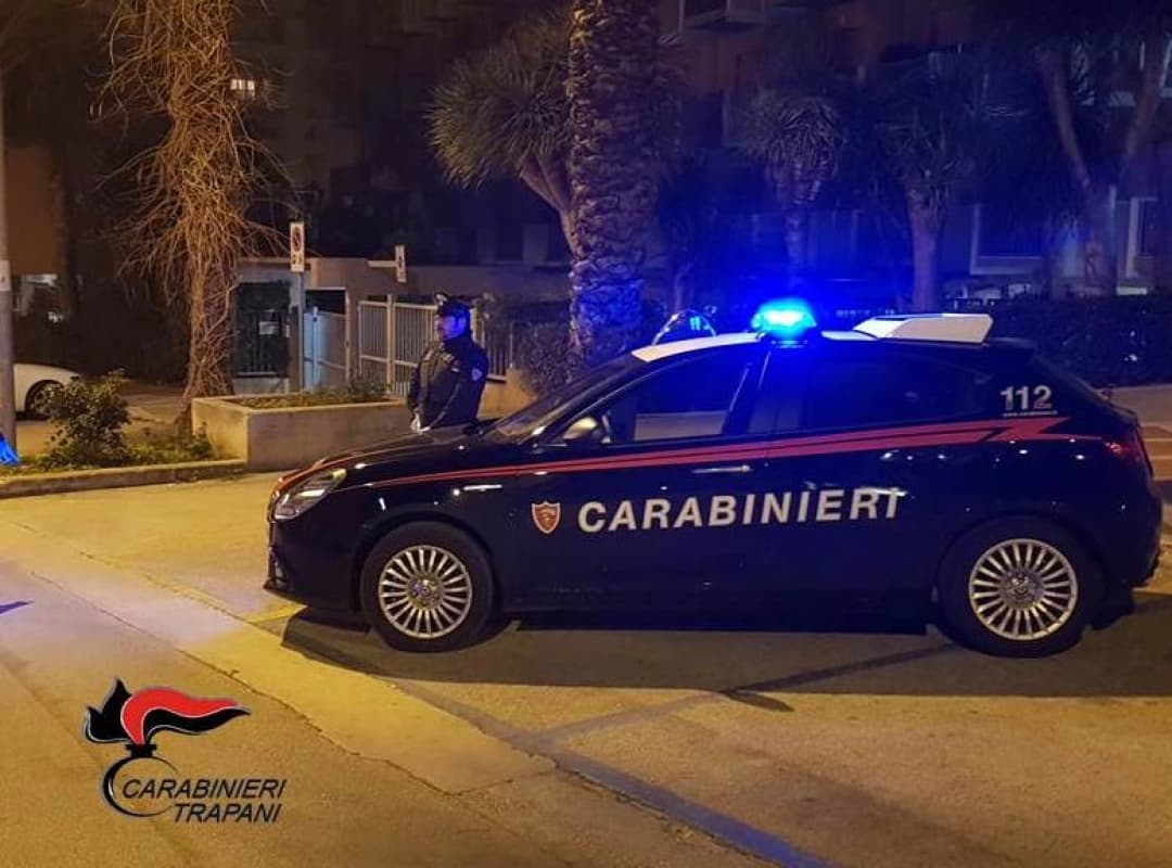 Paura al centro di accoglienza: minaccia migranti con pistola, arrestato