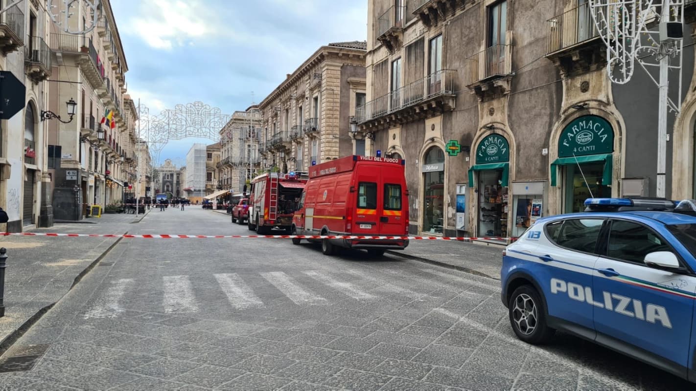 Pacco sospetto in Via Etnea, evacuata la zona