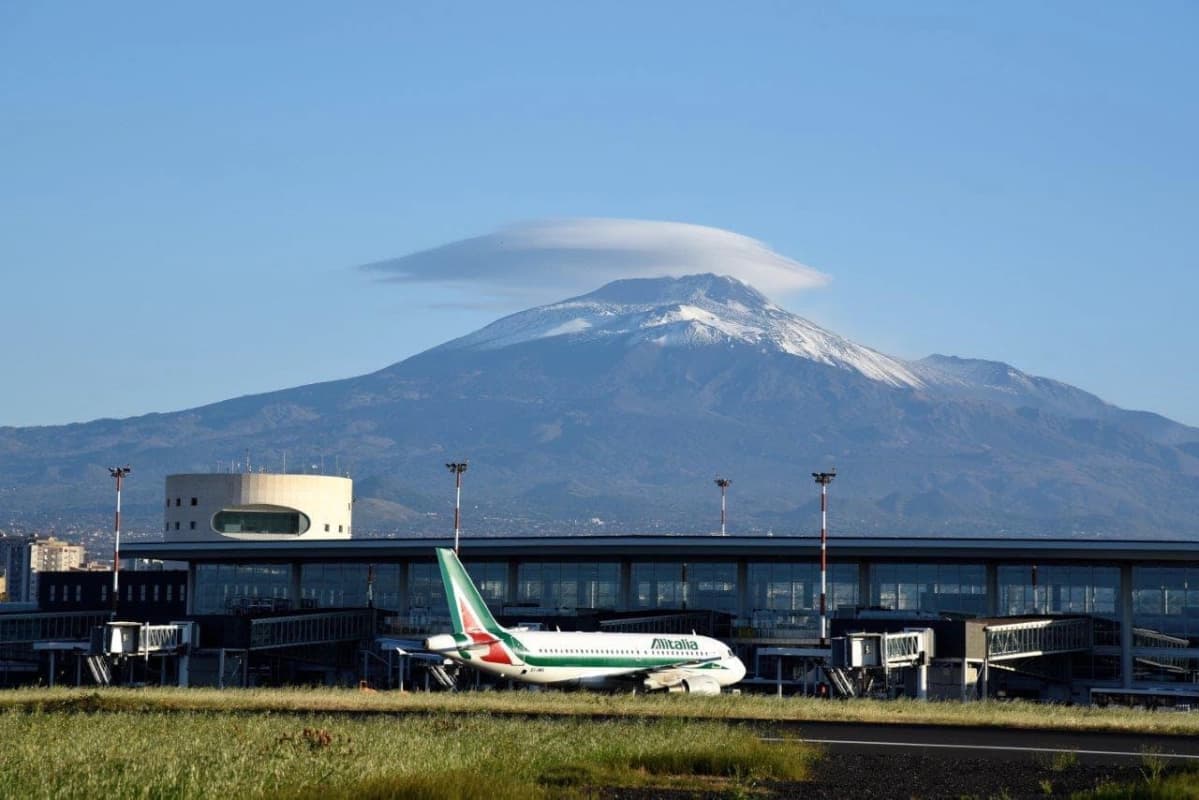 Etna in eruzione, criticità nell’operatività dell’aeroporto