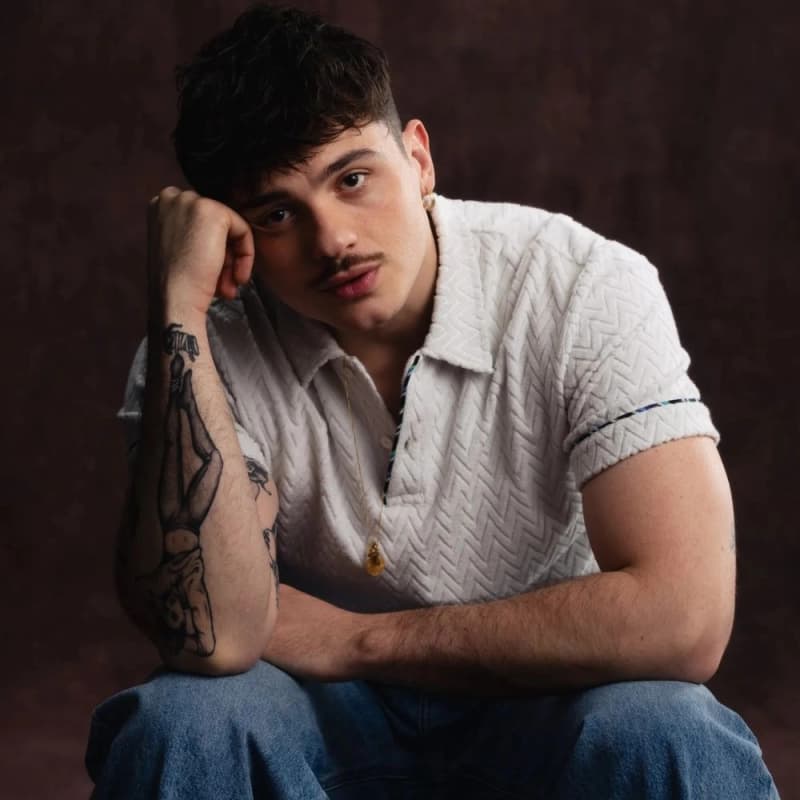 Olly: il ragazzo di buona famiglia che piace a tutti.