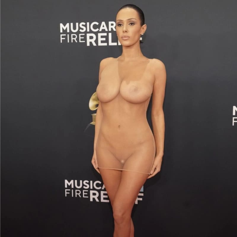 Bianca Censori nuda ai Grammy Awards