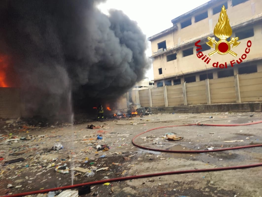 Catania, vasto incendio di rifiuti nella zona del faro