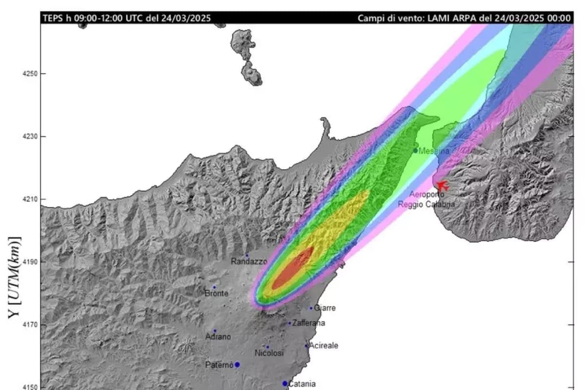 Etna, nuova attività stromboliana: colonna di cenere verso Nord-est