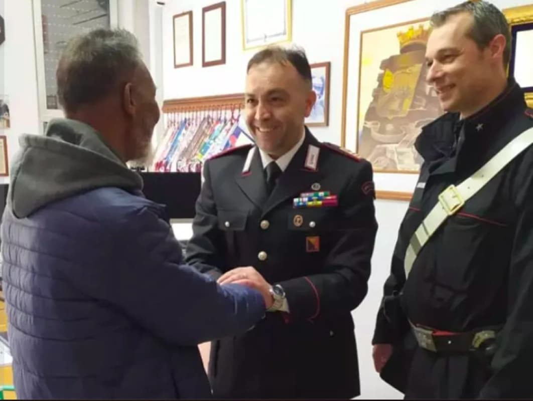 Rubano il cellulare a un immigrato, gli agenti lo ricomprano