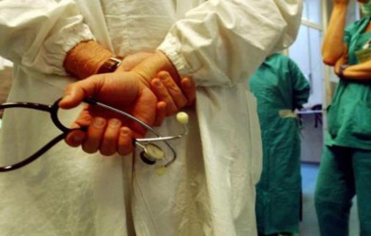 Aggressioni ai medici, fenomeno inarrestabile: a rischio la tenuta del sistema