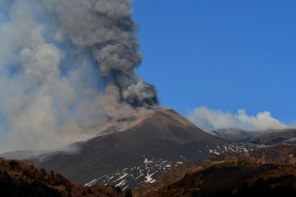 Etna, in corso nuova attività dal cratere di Sud-Est