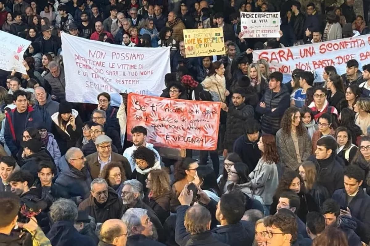 Messina ricorda Sara, una comunità intera alla fiaccolata