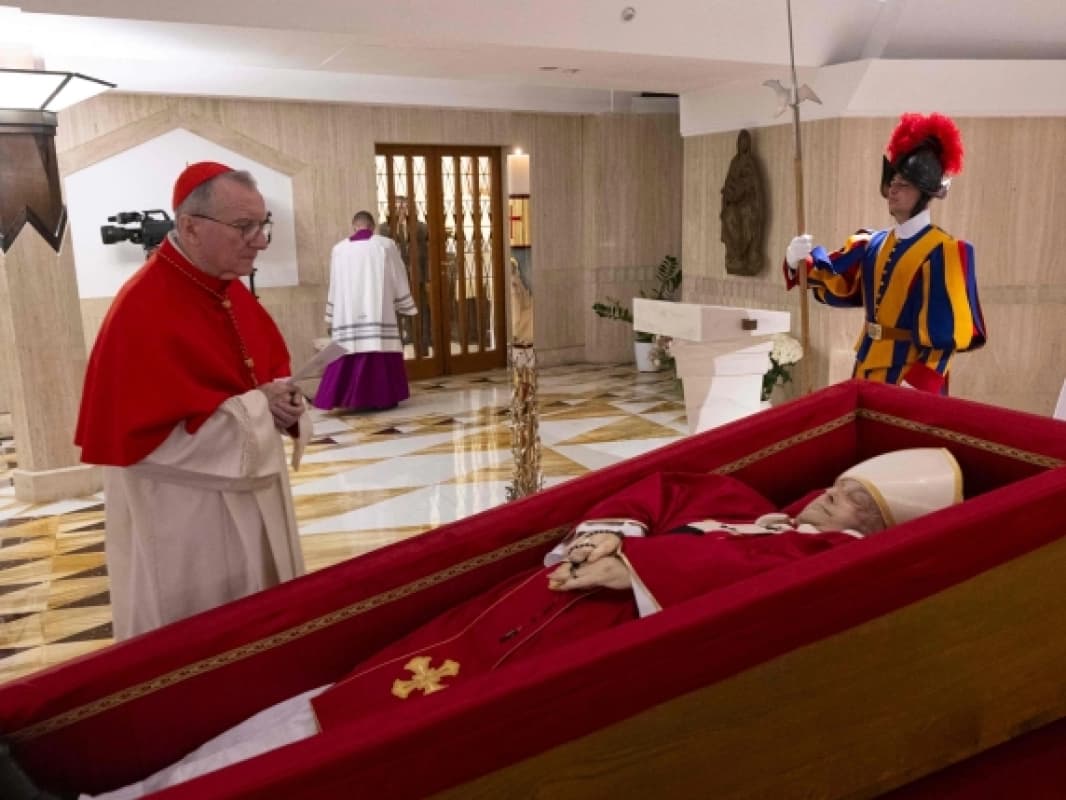 Morte Papa Francesco, le prime foto della salma e la data dei funerali
