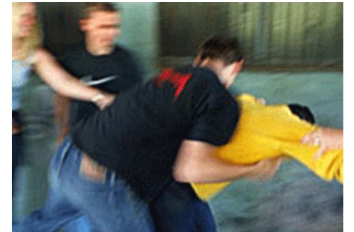 Calci e pugni in via Maqueda: branco aggredisce due 25enni