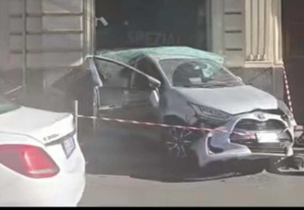 Catania, auto si schianta conto la vetrina di un negozio