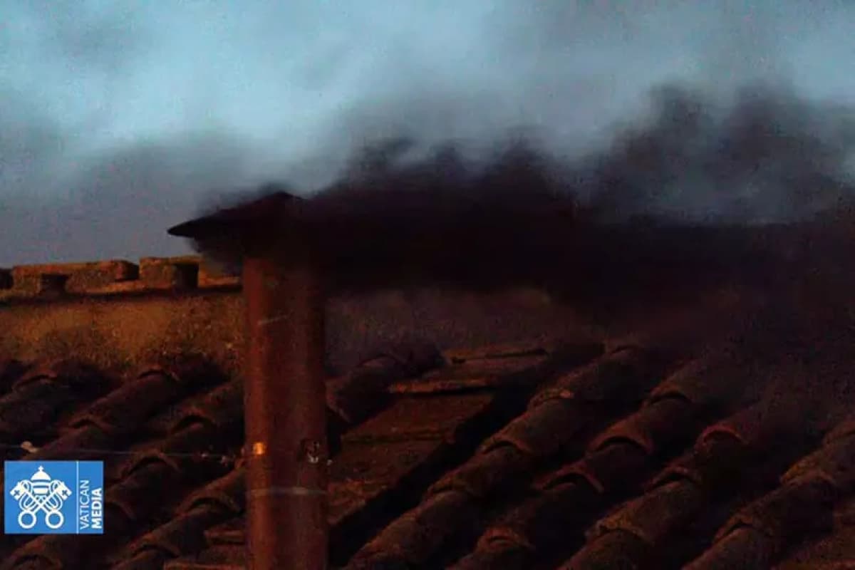 Dopo la fumata nera, al via il secondo giorno di Conclave