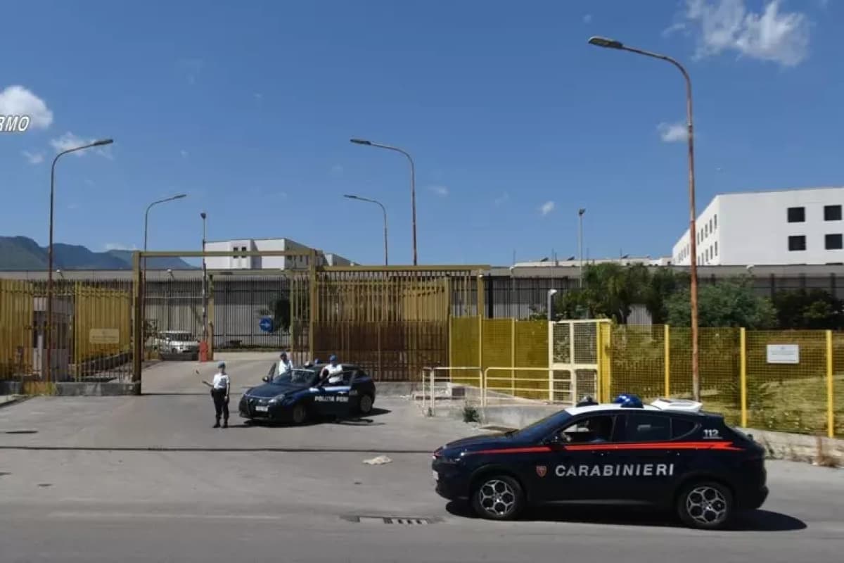 Palermo, droga e cellulari in carcere: 12 misure, coinvolti anche agenti penitenziari