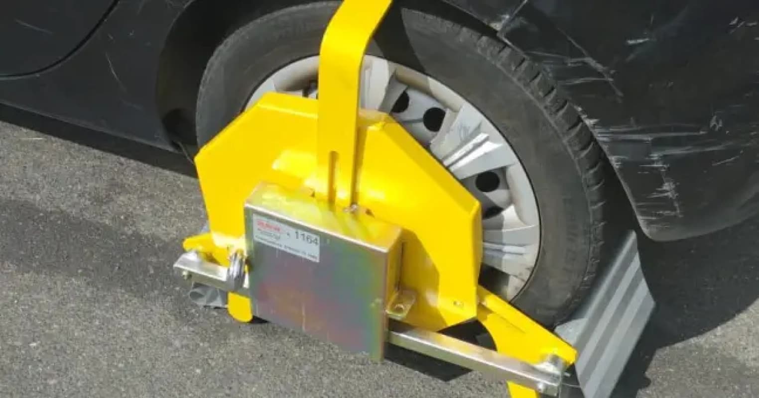 Sosta selvaggia a Catania, il sindaco su Facebook: prima ganascia in via Santa Sofia