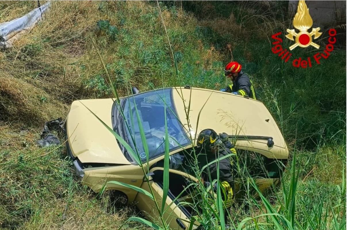 Enna: auto cade in un burrone, morto il conducente