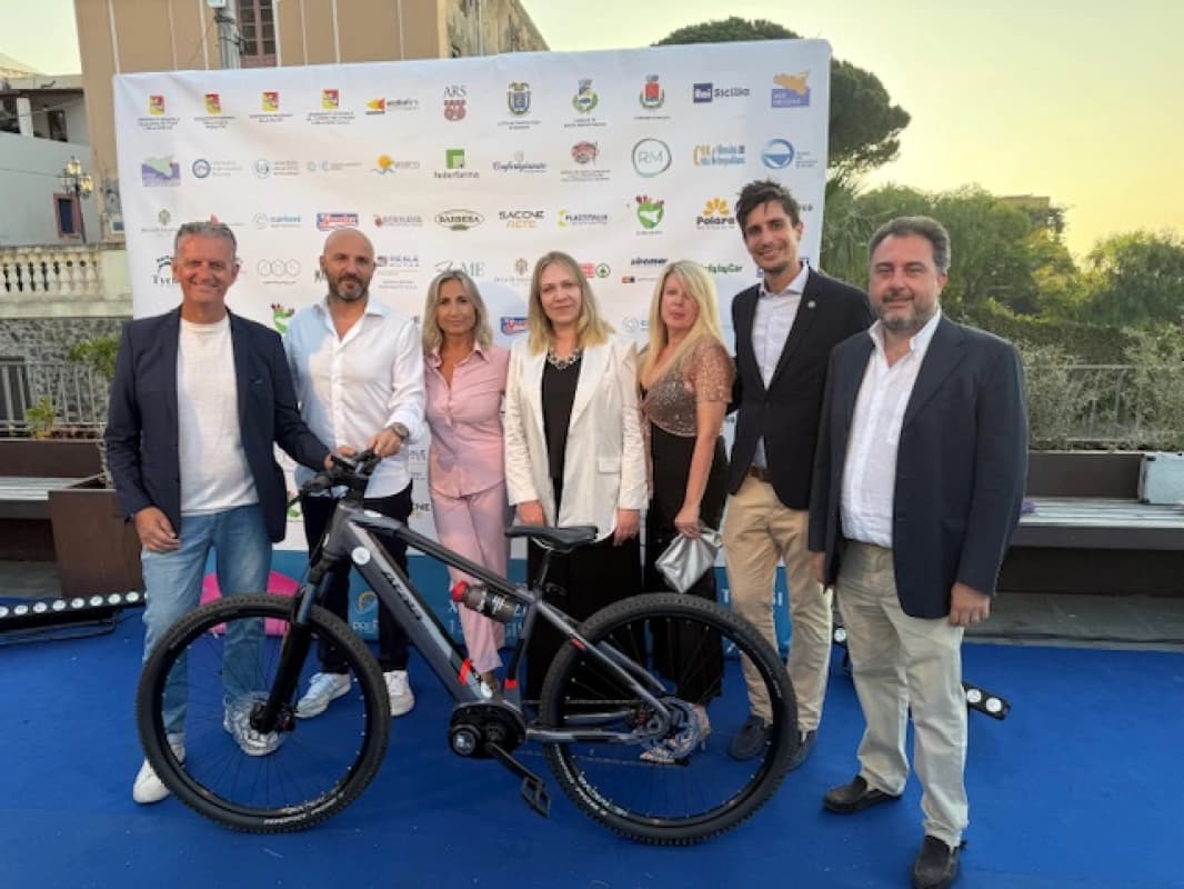 Trasporti a basso impatto ambientale: 30 bici e 4 bus elettrici per le riserve del Messinese