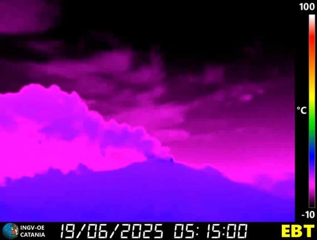 Etna di nuovo in eruzione: nube di cenere alta 6 chilometri