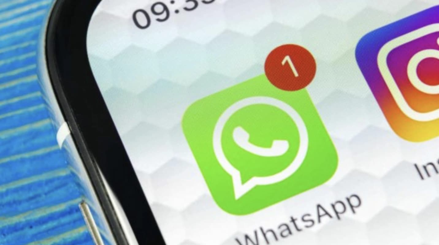 Spiare i messaggi di WhatsApp diventa reato