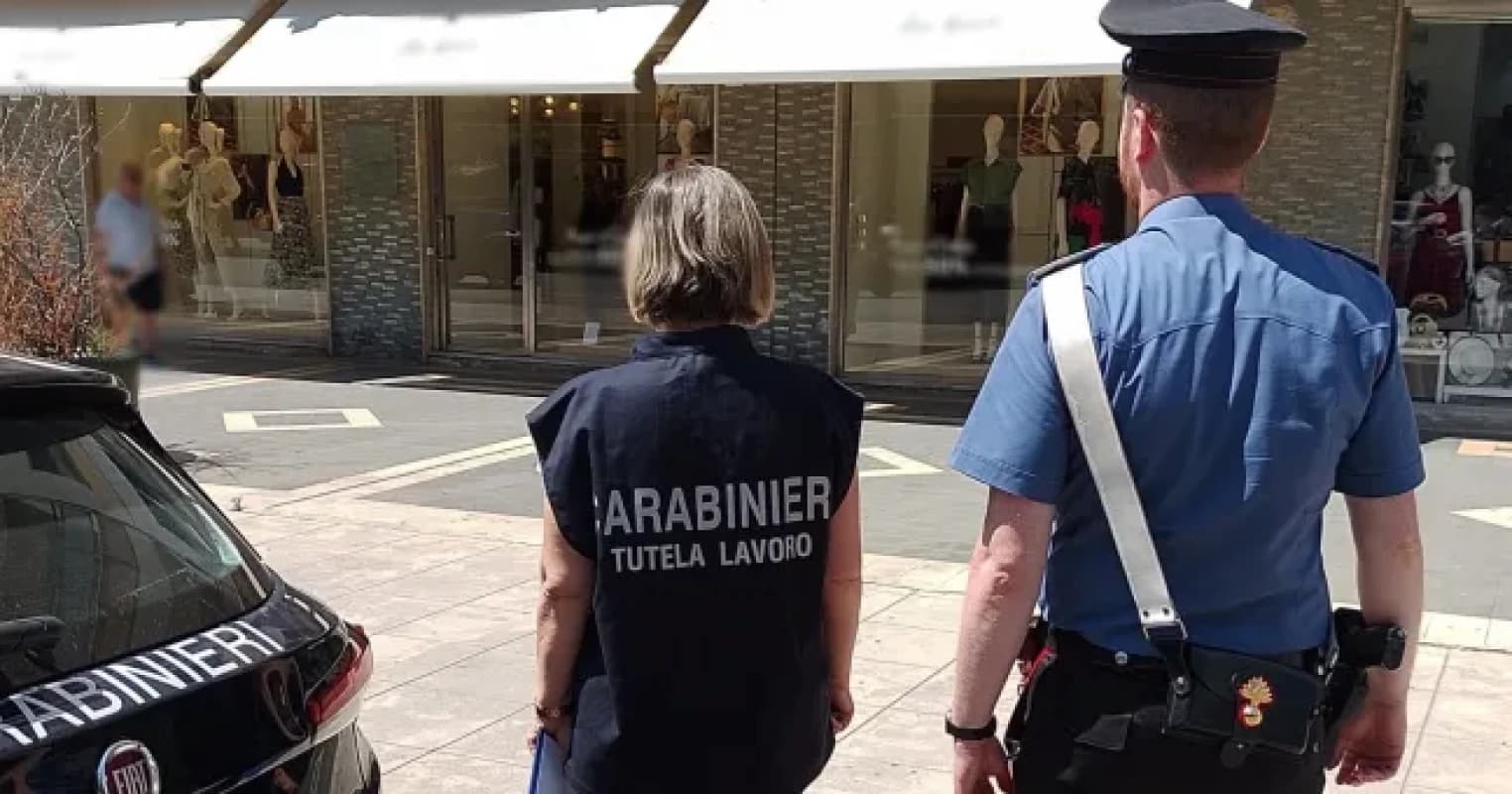 Erano senza contratto: ma ogni giorno lavoravano per 13 ore. Scattano 6 denunce