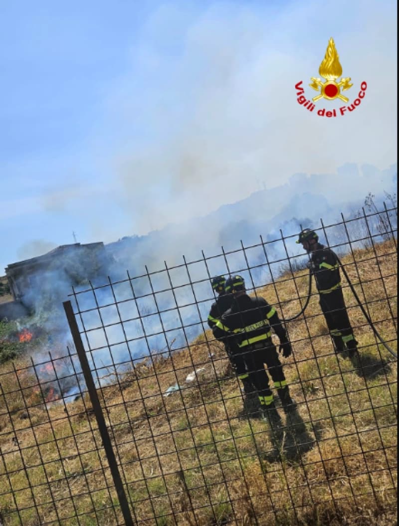 Catania: vasto incendio in via Palermo