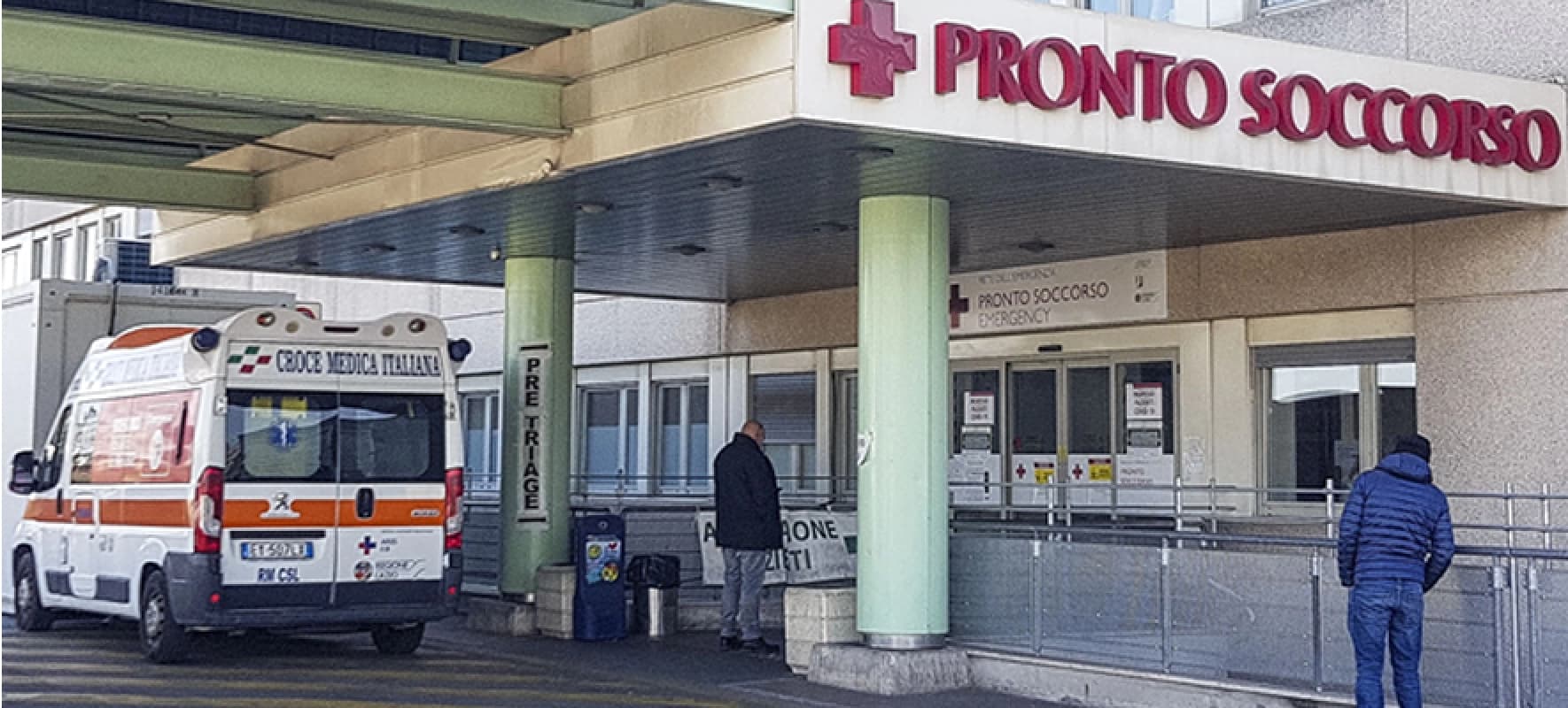 Mamma e figlia precipitano dal primo piano: grave la piccola