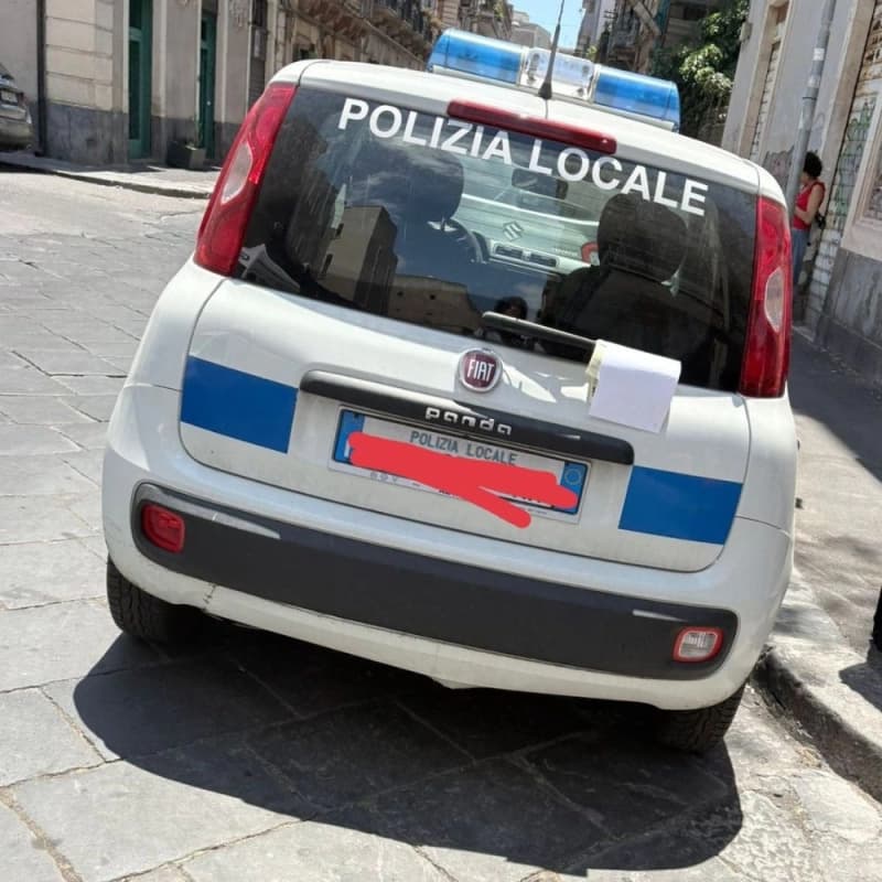 La macchina dei vigili multata a Catania