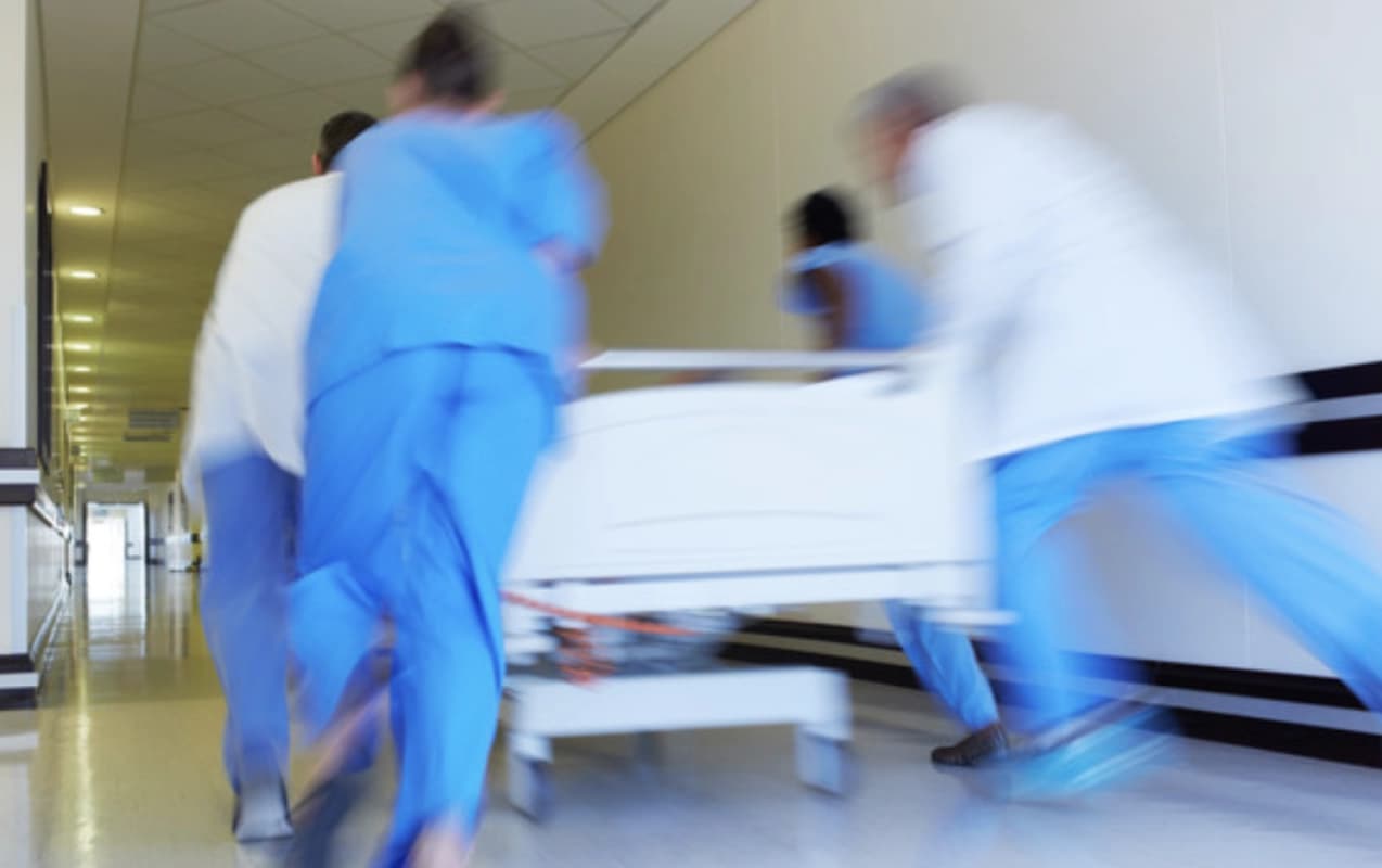 Bimbo di 4 mesi in ospedale con lesioni alla testa, indagini in corso