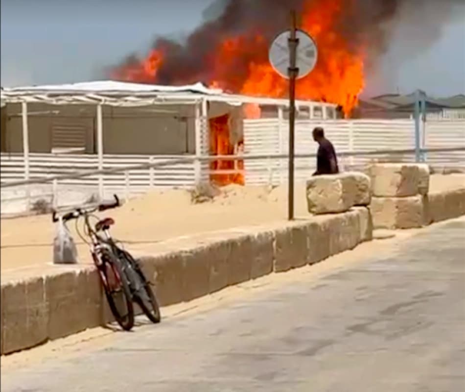 Fiamme sul lungomare di Marina di Acate, paura tra i villegianti