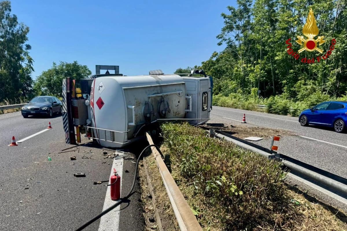 Incidente lungo la A18, auto contro mezzo pesante: rallentamenti