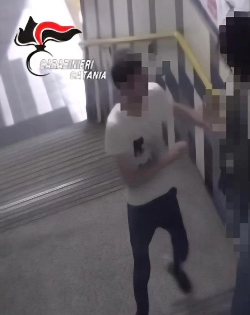 Catania, molestie sessuali sulle scale della metropolitana: identificato e denunciato un 23enne
