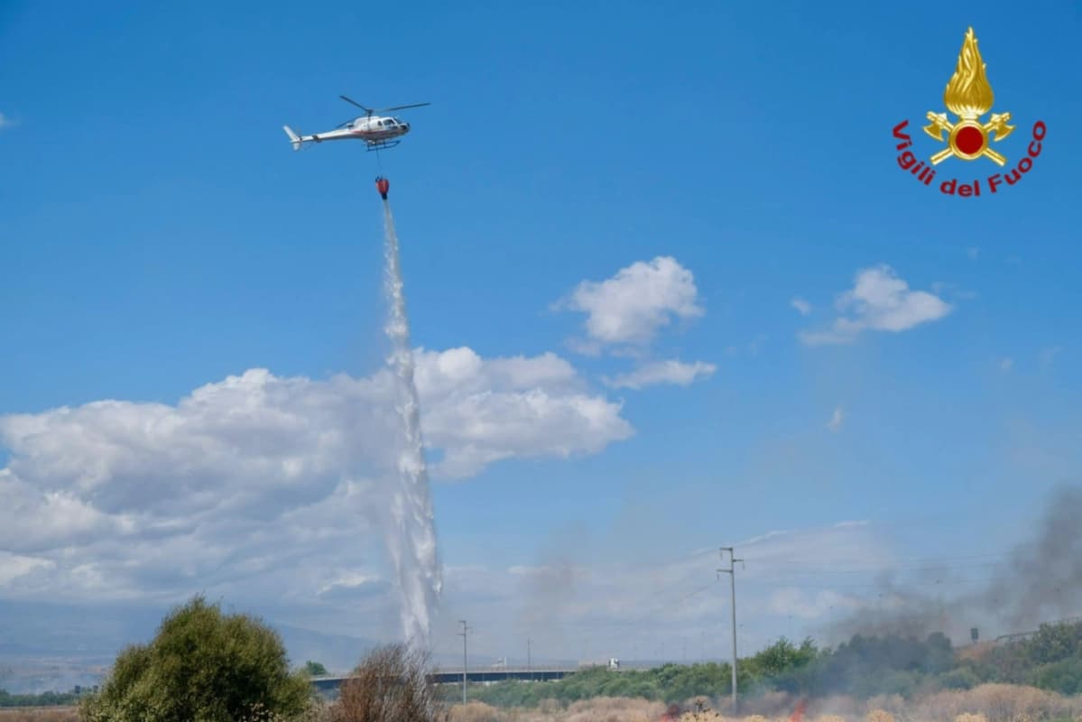 Catania, brucia la zona Sud: le operazioni di spegnimento