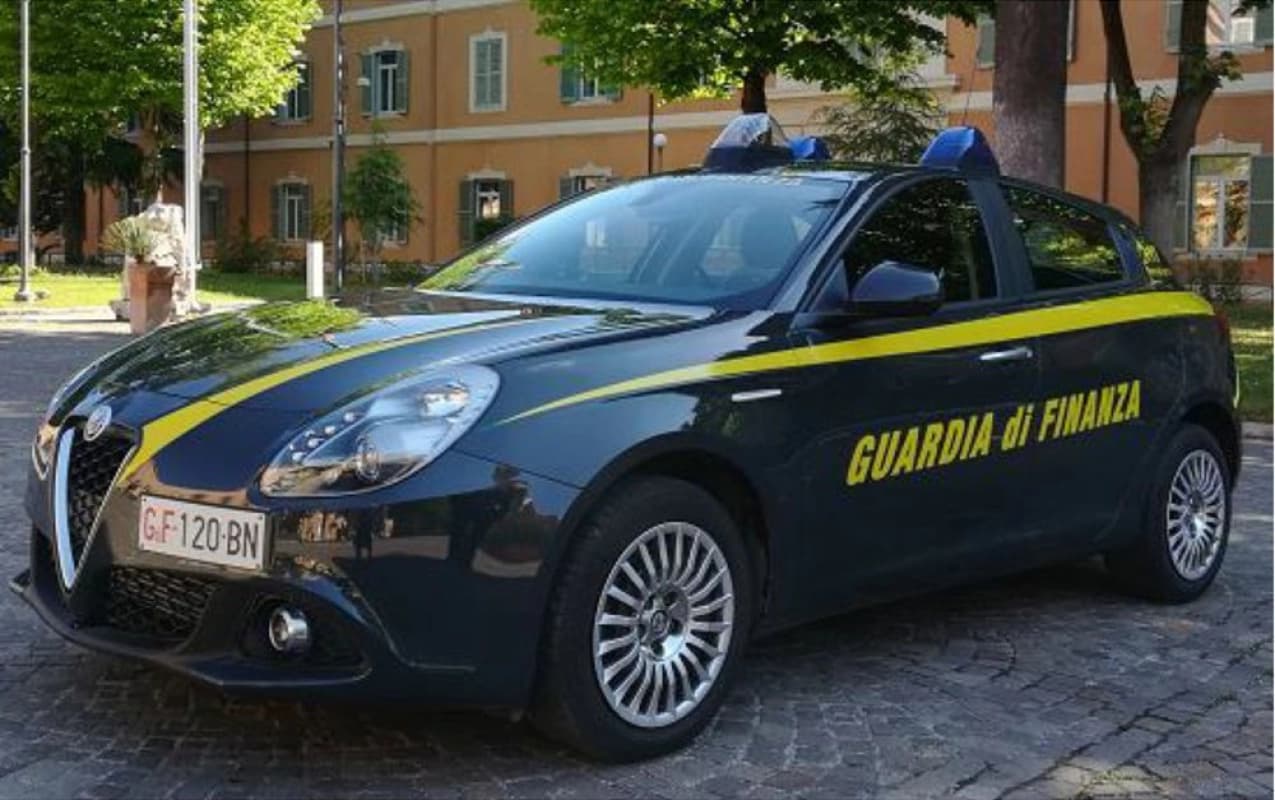Minicar contromano sulla A29: provvidenziale intervento della Finanza