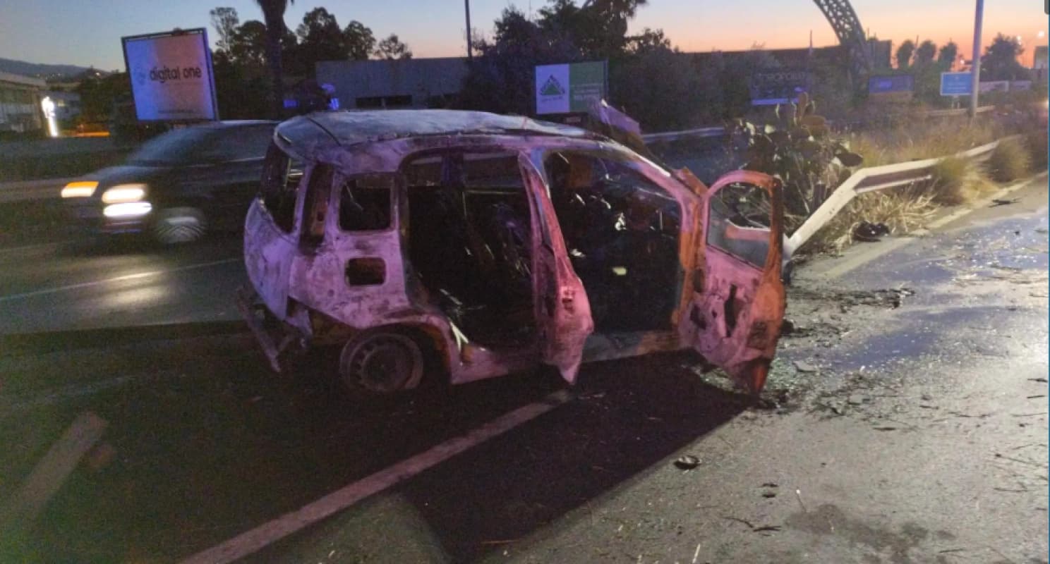 Auto in fiamme sulla tangenziale di Catania, all’interno una donna incinta
