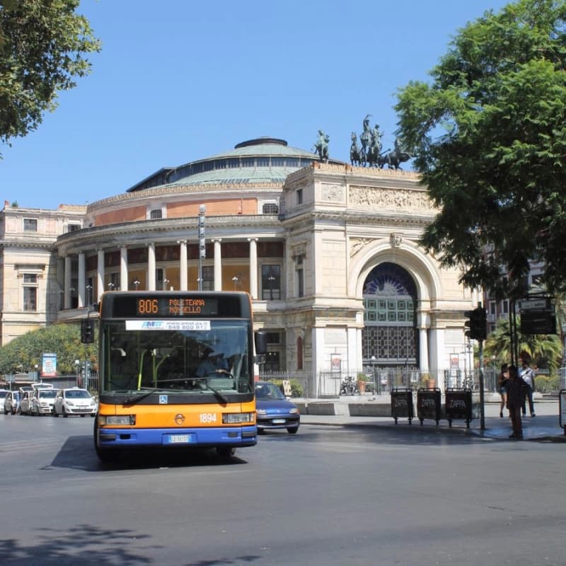 Sassaiola contro bus dell’Amat: autista ferito al volto