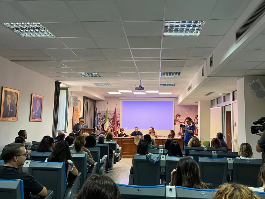 Studenti disabili, il Comune di Acireale (Ct) assicura: “Garantite le ore Asacom previste dai Pei”