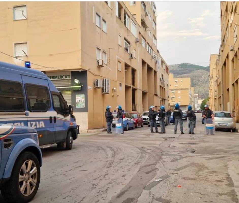 Palermo: blitz allo Zen si cercano droga e armi
