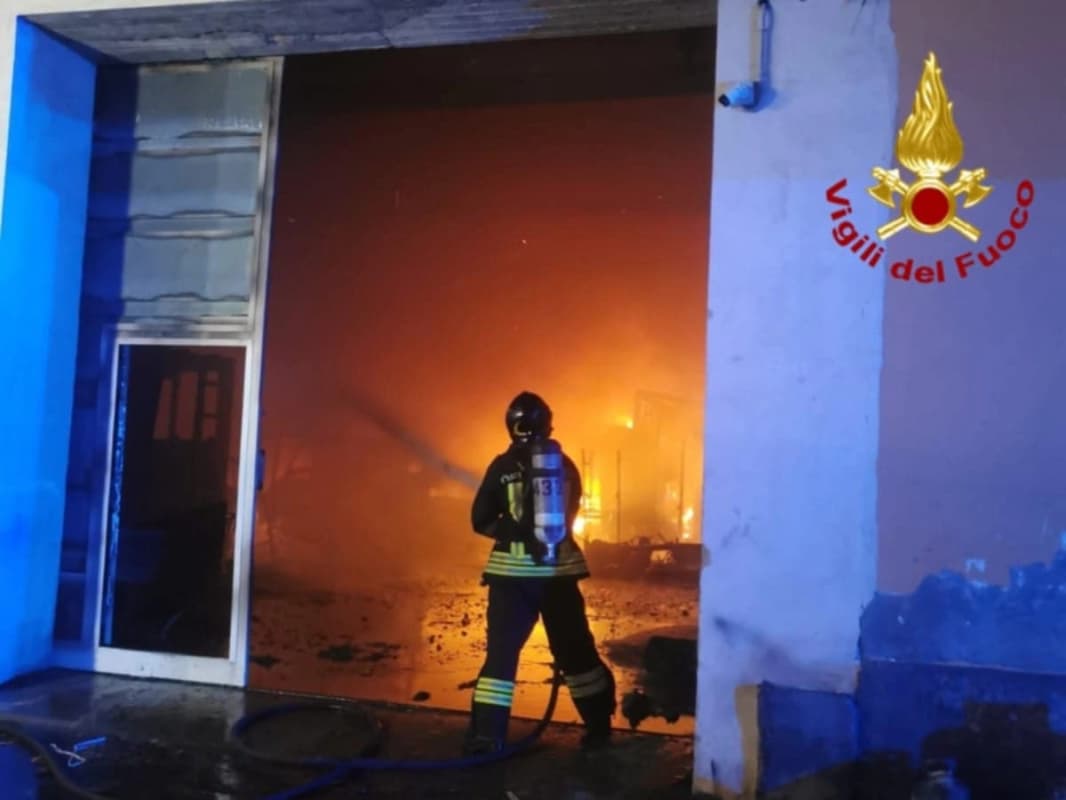 Catania, vasto incendio nella notte: l’intervento dei vigili del fuoco