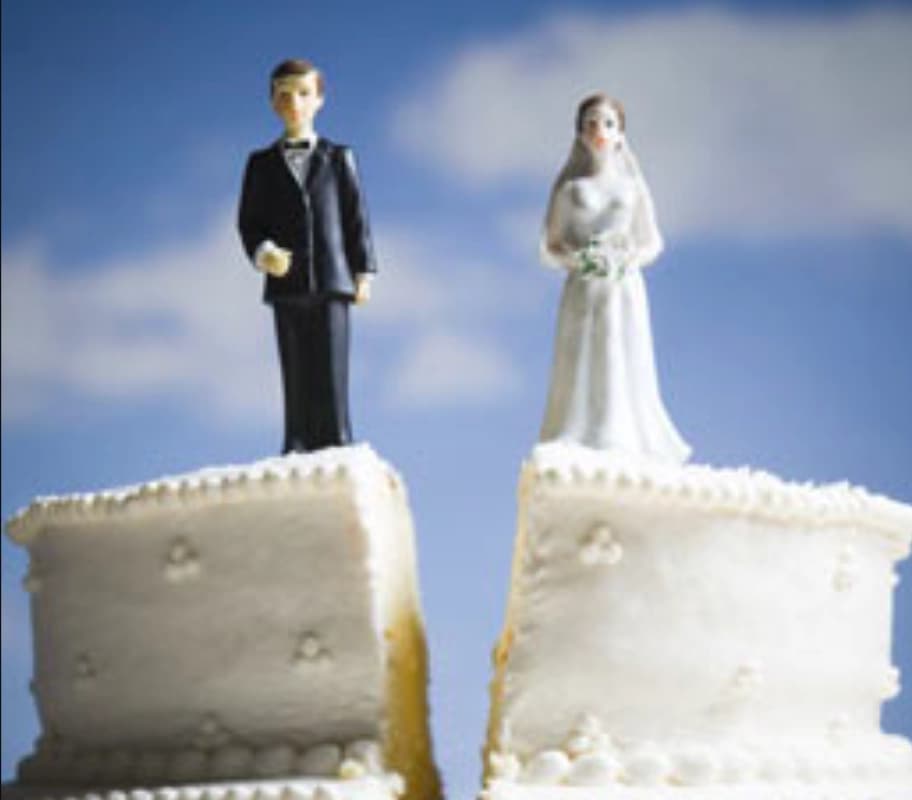 Coppia non può divorziare, scoprono che non sono mai stati sposati