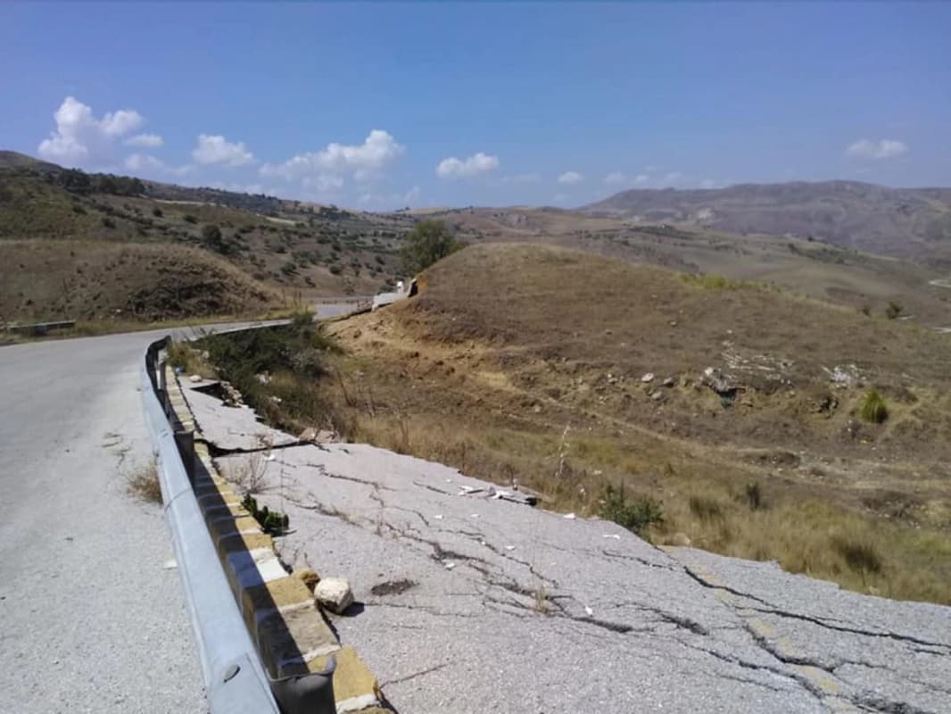 La Sicilia che si sgretola: frana porzione della Provinciale 161