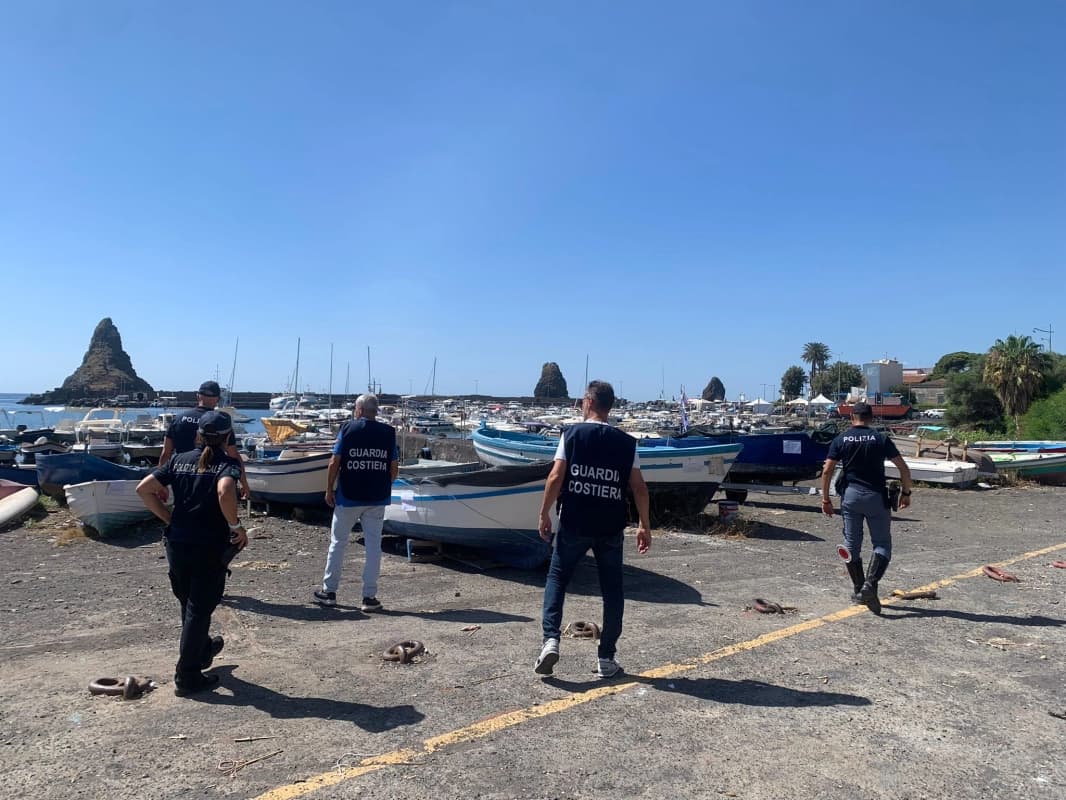 Occupazione abusiva del demanio marittimo: 23 barche sequestrate ad Acitrezza