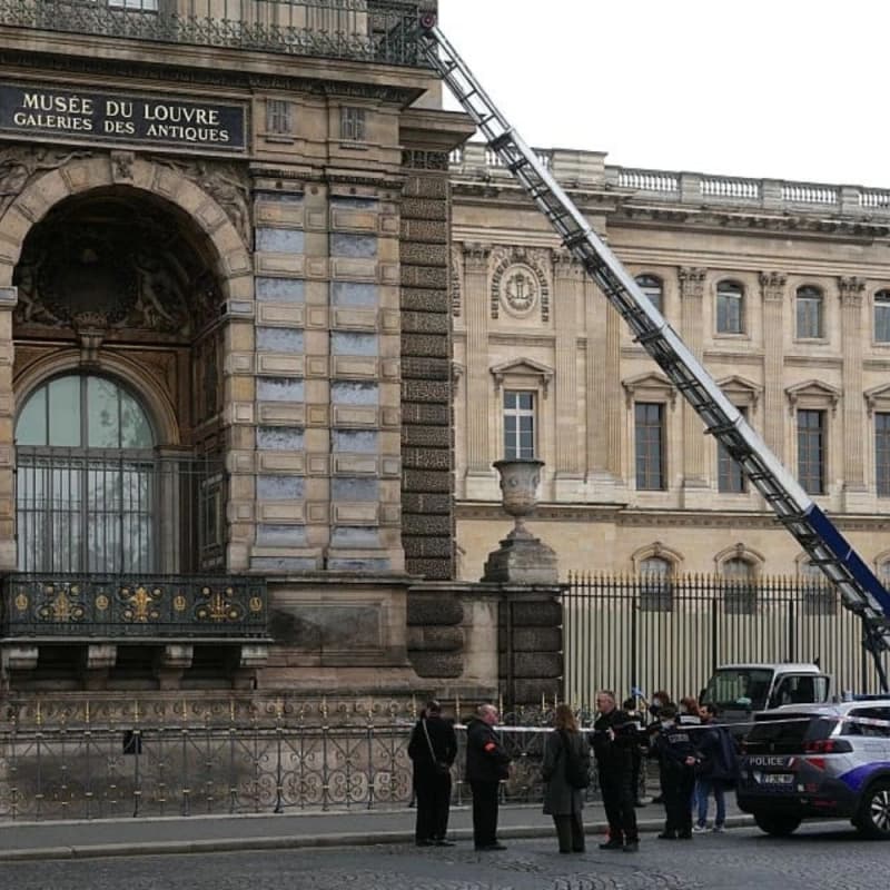 Louvre: trafugati i gioielli della corona
